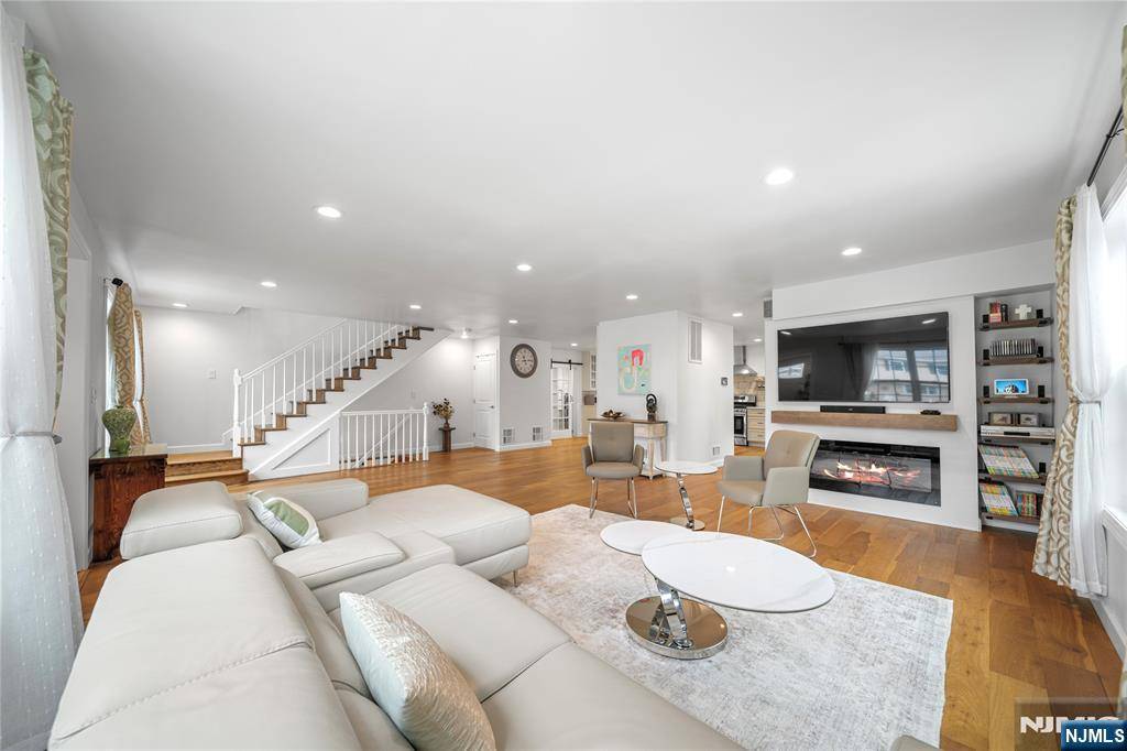 Paramus, NJ 07652,322 E Midland AVE
