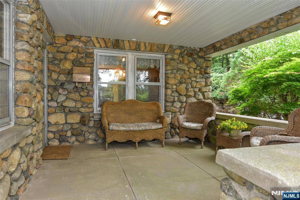 Waldwick, NJ 07463,26 Monroe ST