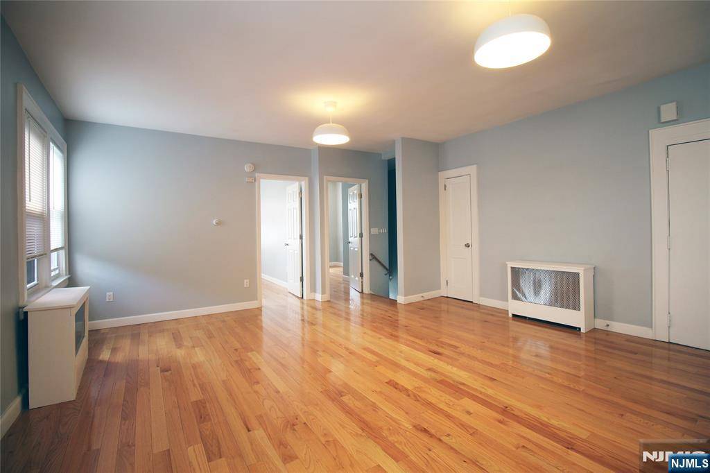 Lyndhurst, NJ 07071,222 Irving PL #2