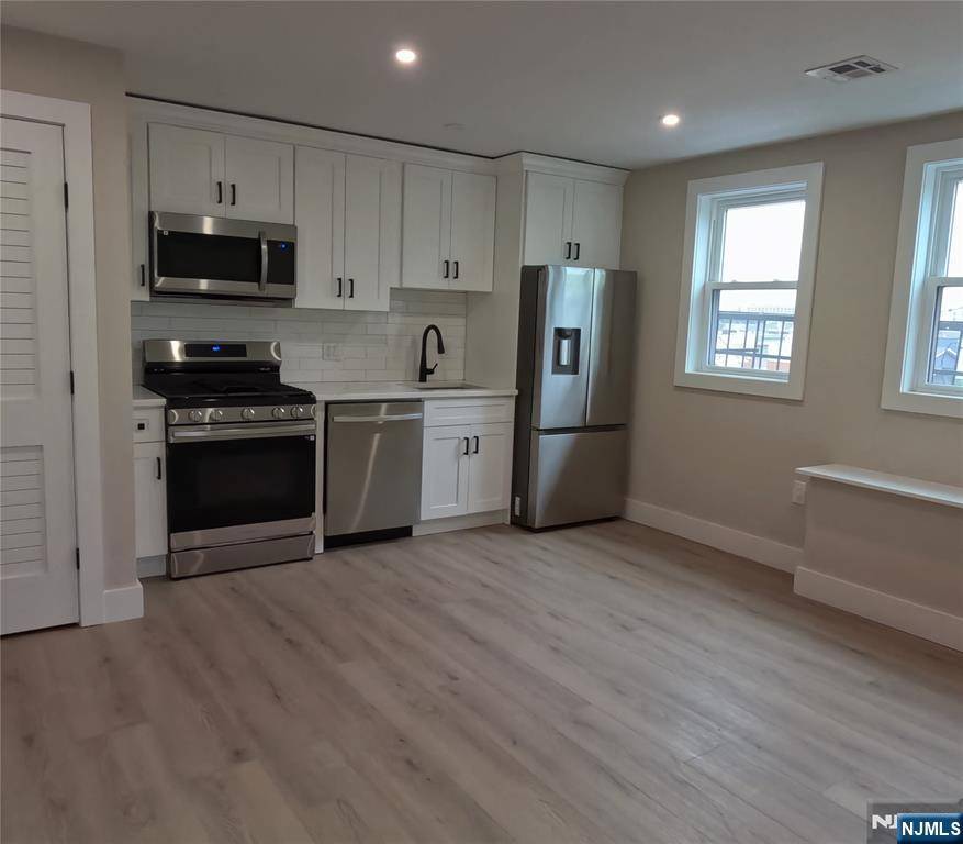 Newark, NJ 07105,136 Elm ST #404