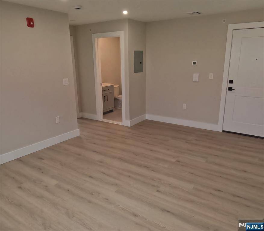 Newark, NJ 07105,136 Elm ST #404