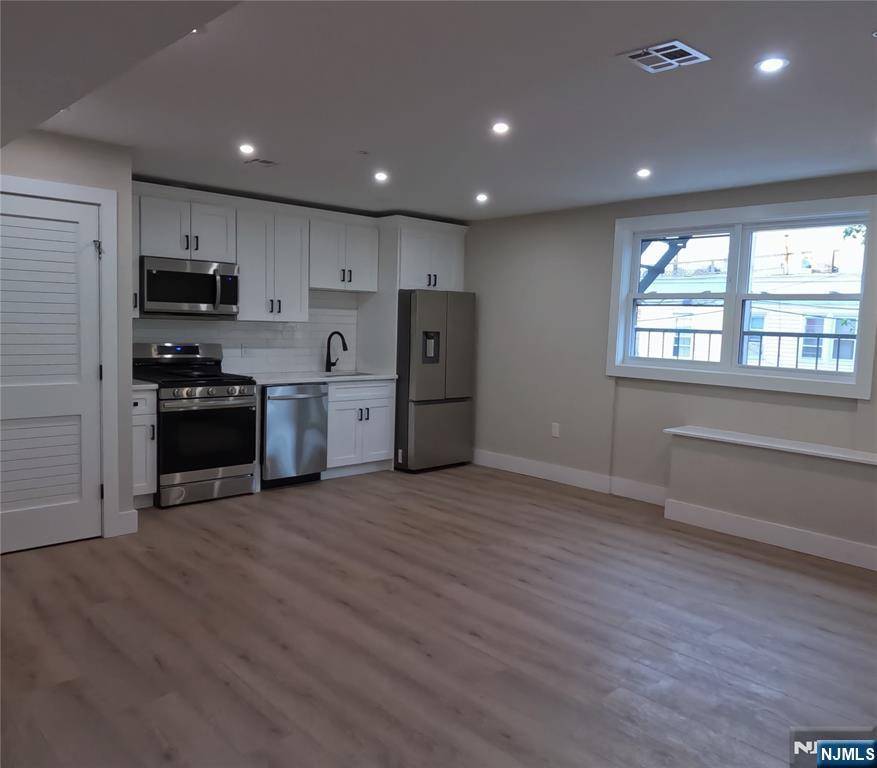 Newark, NJ 07105,136 Elm ST #202