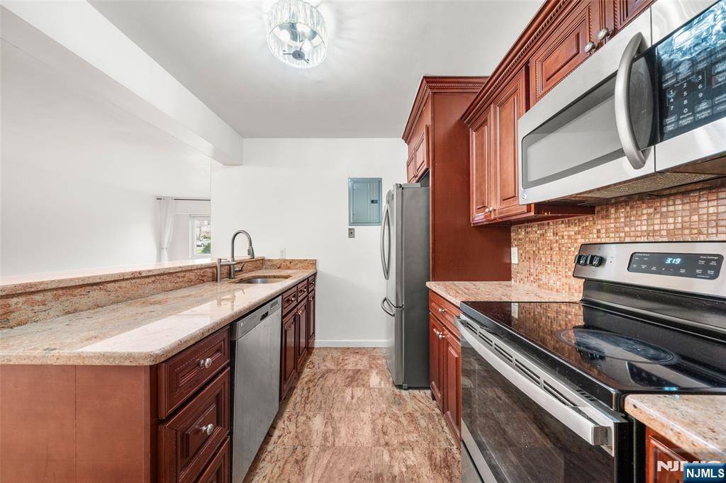 Palisades Park, NJ 07650,333 Grand AVE #1C