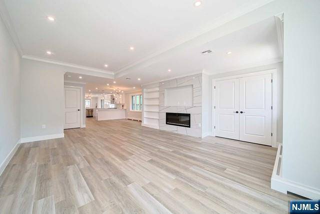 Palisades Park, NJ 07650,39 Henry AVE #2