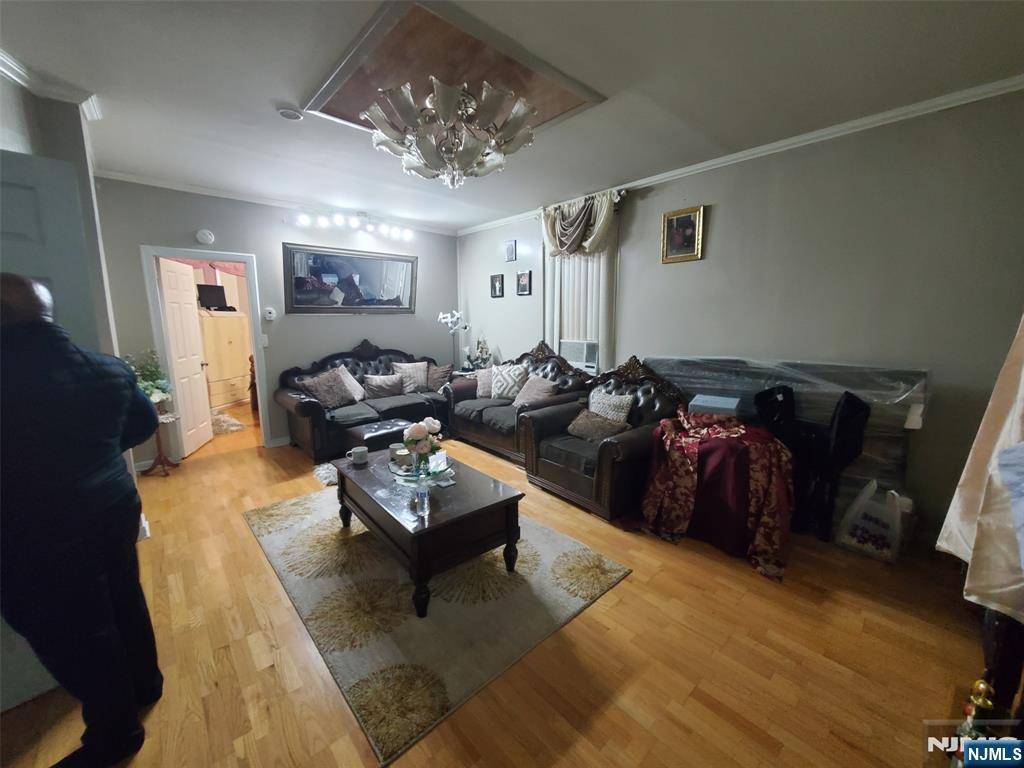 Newark, NJ 07104,322 Clifton AVE