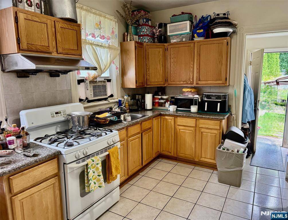 Englewood, NJ 07631,421 Tenafly RD