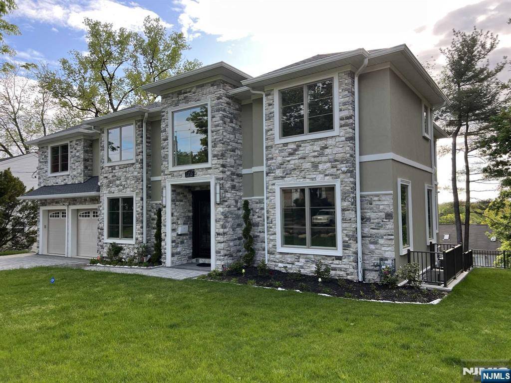 Paramus, NJ 07652,275 Gorden DR