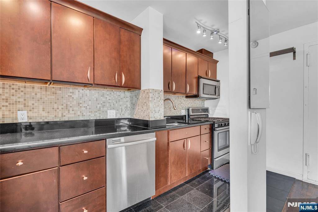 Fort Lee, NJ 07024,500 Linwood DR #5H
