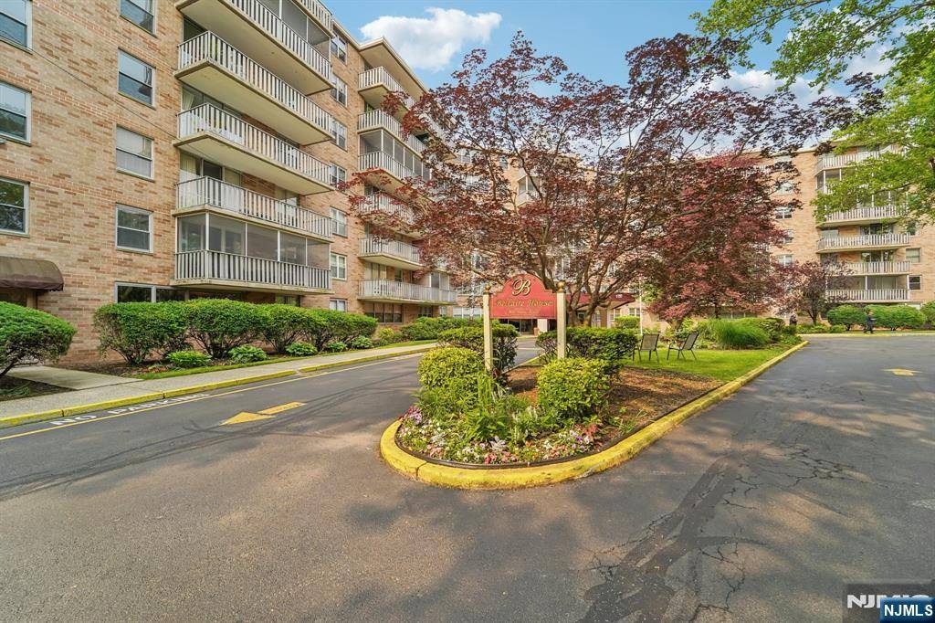 Montclair, NJ 07043,530 Valley RD #2D