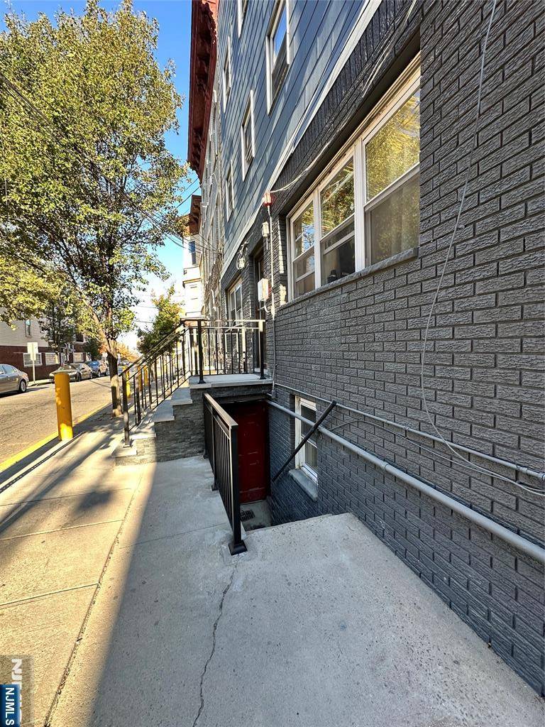 Union City, NJ 07087,552 38th ST #4