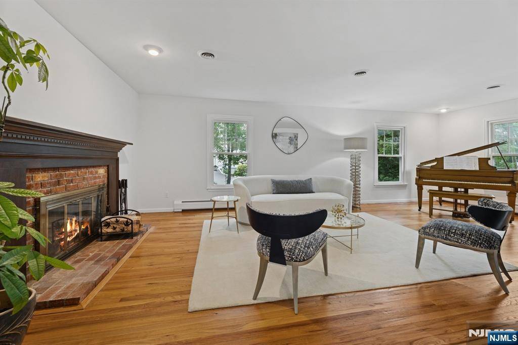Oradell, NJ 07649,890 Ridgewood AVE