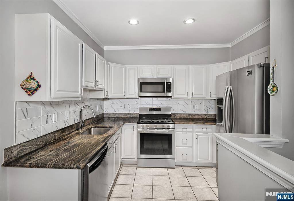West New York, NJ 07093,256 Halfmoon CT