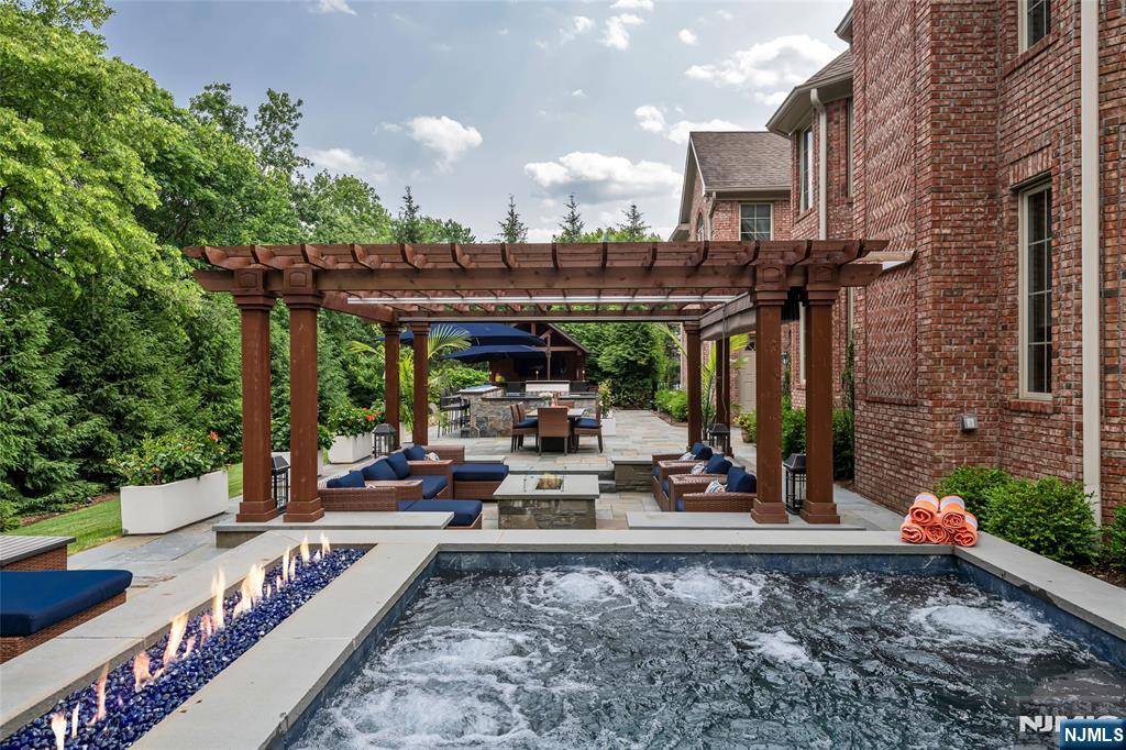 Upper Saddle River, NJ 07458,32 Briarcliff RD