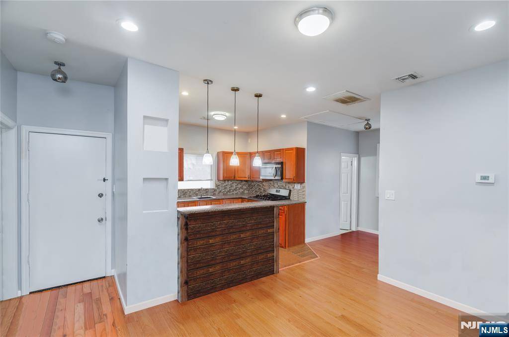 Irvington, NJ 07111,464 Myrtle AVE