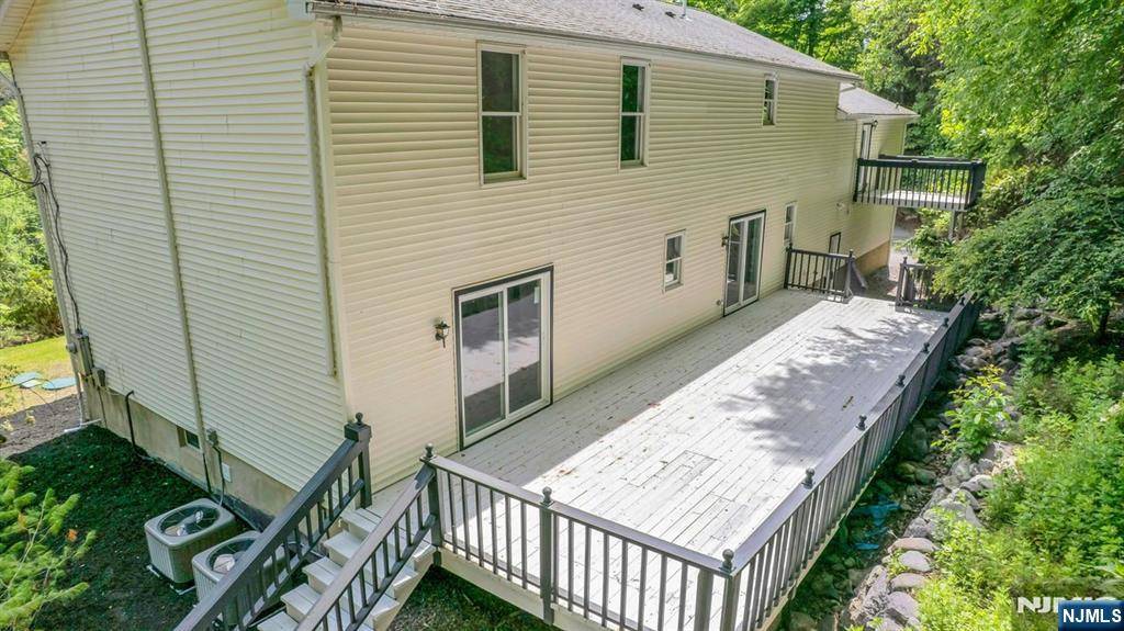 West Milford, NJ 07421,1582 Grnwd Lk