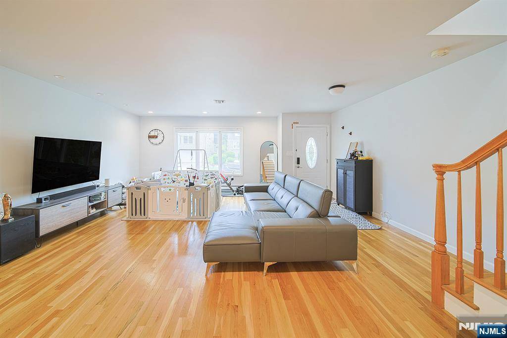Palisades Park, NJ 07650,319B 7th ST