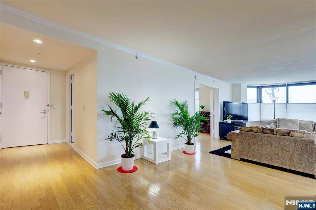 Jersey City, NJ 07310,700 Grove ST #3Q