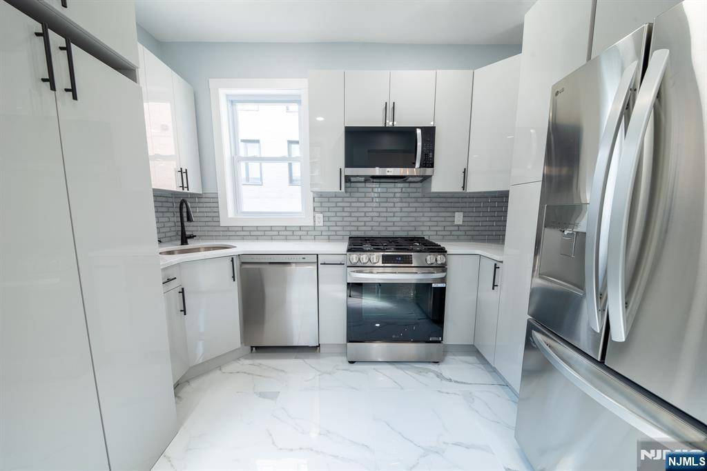 Union City, NJ 07087,1409 Manhattan AVE #3