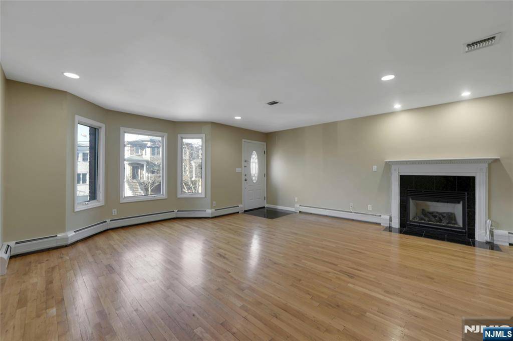 Palisades Park, NJ 07650,530A 1st
