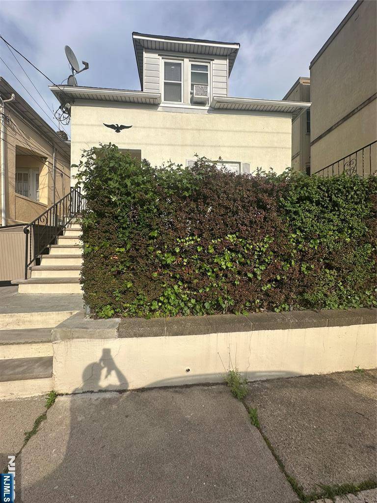 Garfield, NJ 07026,282 Macarthur AVE #1