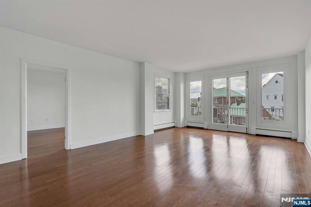 Jersey City, NJ 07305,110 Shearwater CT #22
