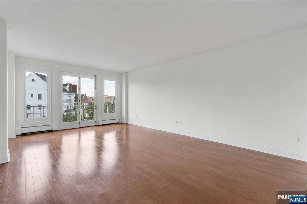 Jersey City, NJ 07305,110 Shearwater CT #22