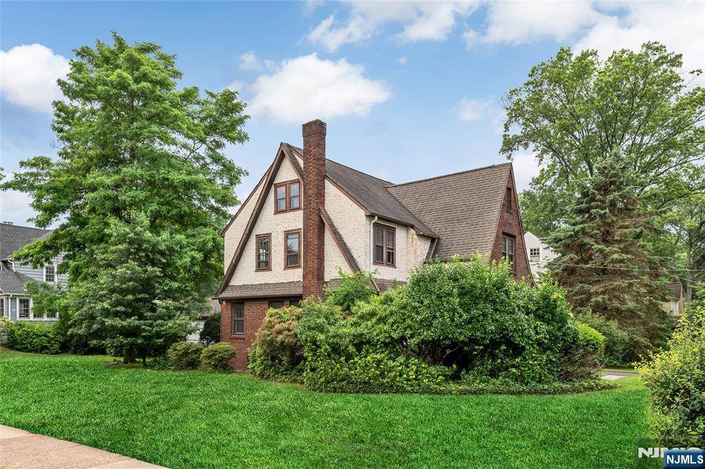 Ridgewood, NJ 07450,332 Meadowbrook AVE