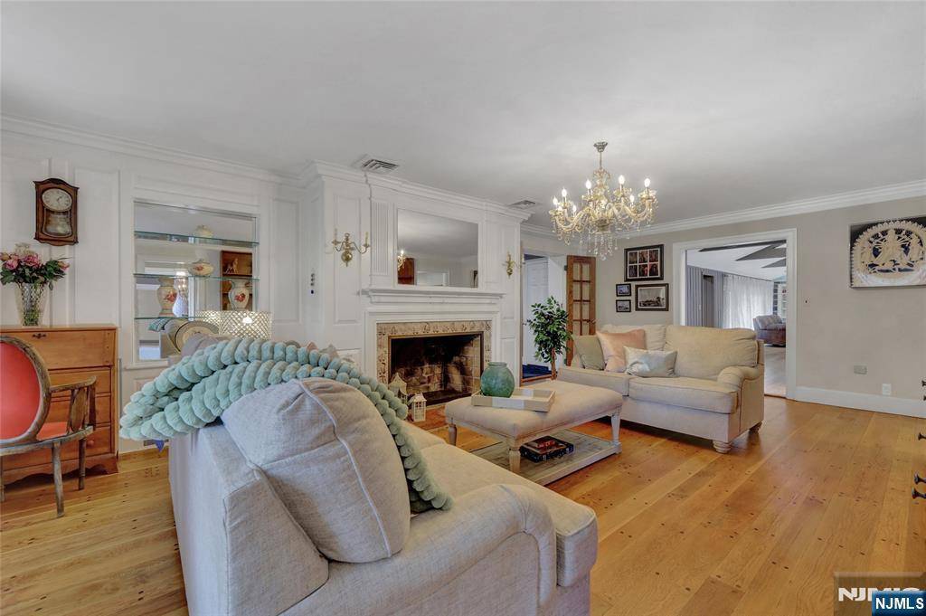 Bergenfield, NJ 07621,11 Clyde CT