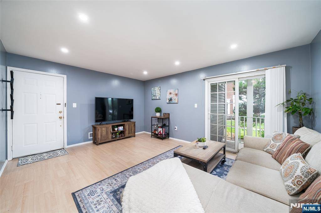 North Brunswick, NJ 08902,48 Clay ST