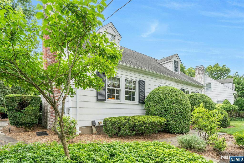 Ho-ho-kus, NJ 07423,17 Crescent PL