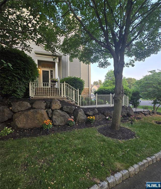 North Haledon, NJ 07508,1 Crest CT