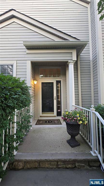 North Haledon, NJ 07508,1 Crest CT