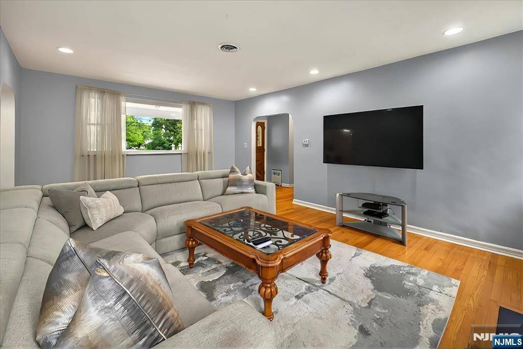 Twp Of Washington, NJ 07676,915 Glen AVE