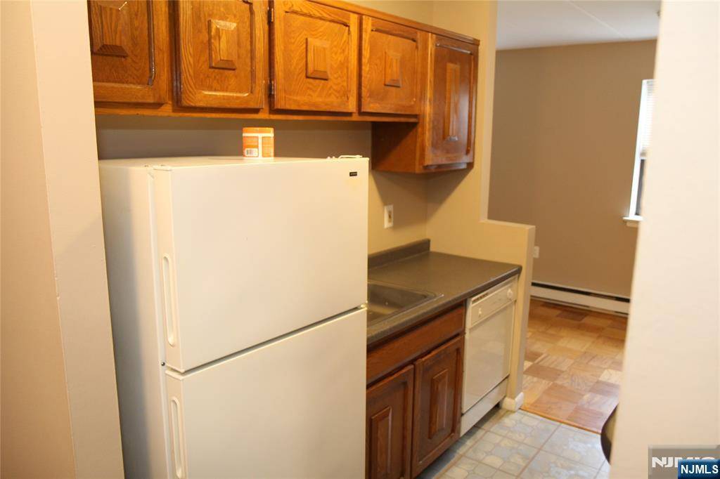 Oradell, NJ 07649,461 New Milford AVE #10