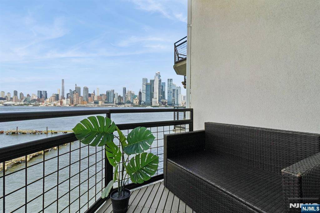 Weehawken, NJ 07086,600 Harbor BLVD #973/975