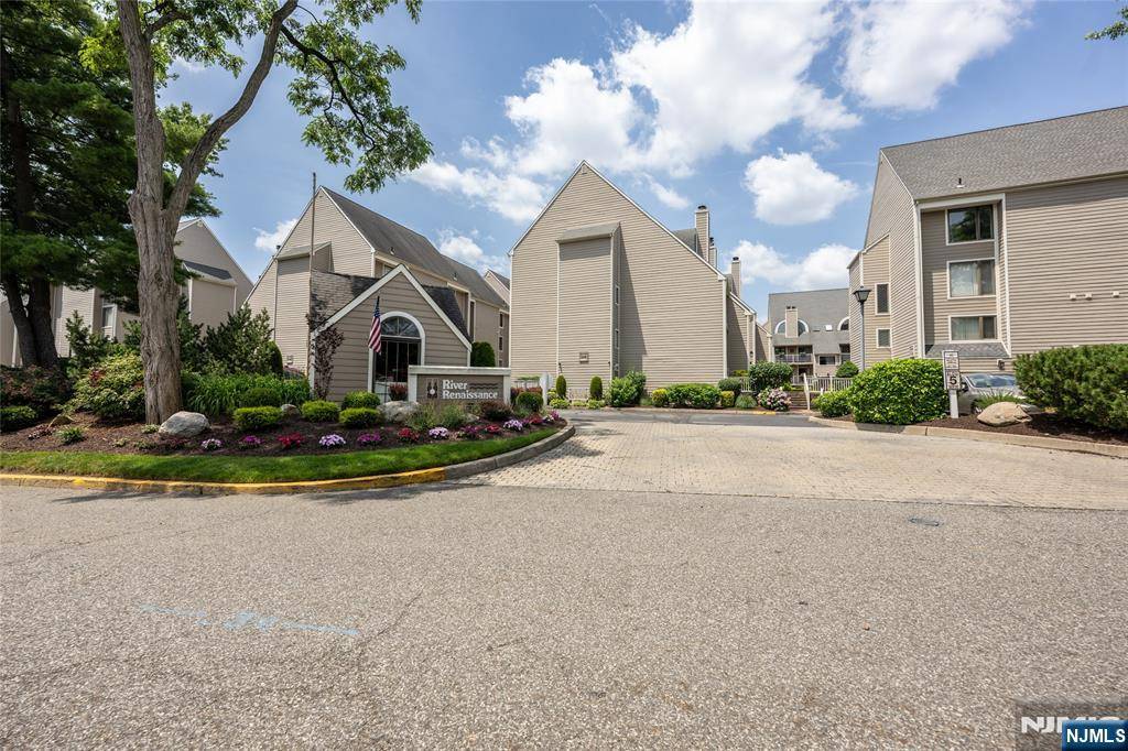 East Rutherford, NJ 07073,810 River Renaissance #B10