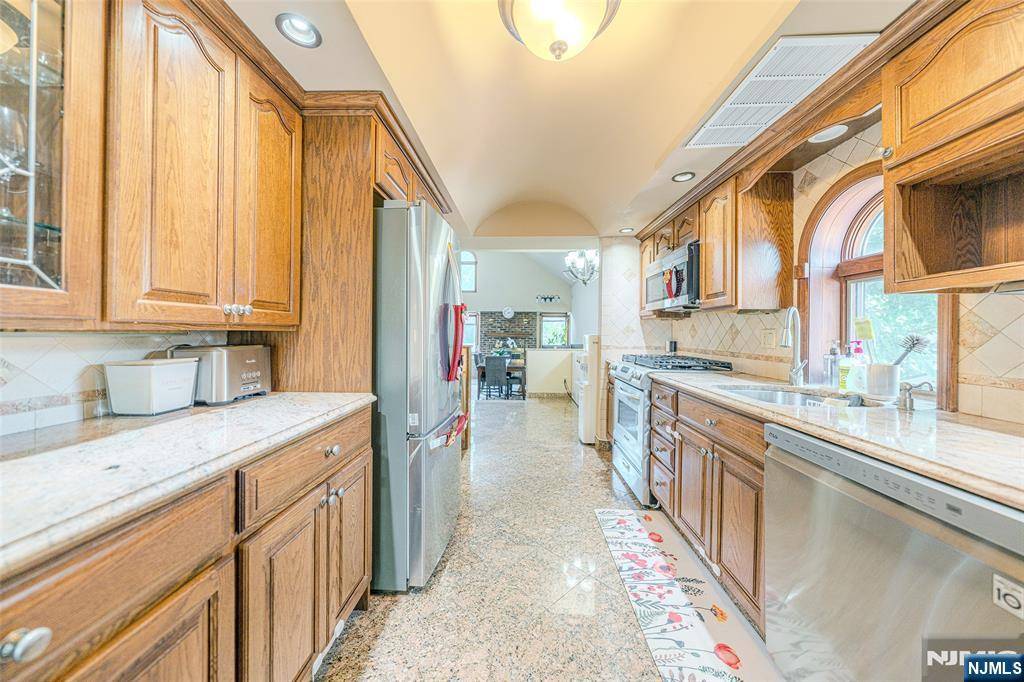 Palisades Park, NJ 07650,84 Brinkerhoff TER