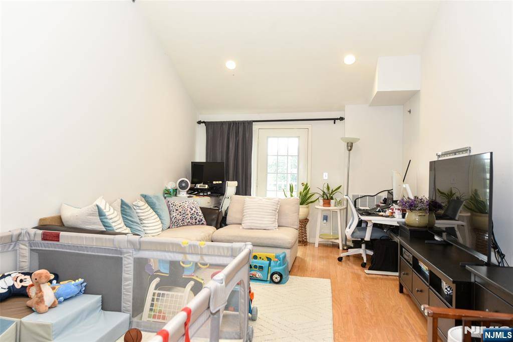 Rochelle Park, NJ 07662,175 Rochelle AVE #309