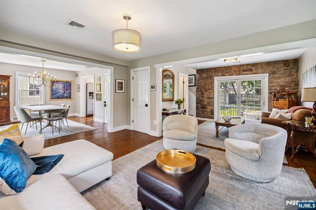 Ridgewood, NJ 07450,562 Barnett PL