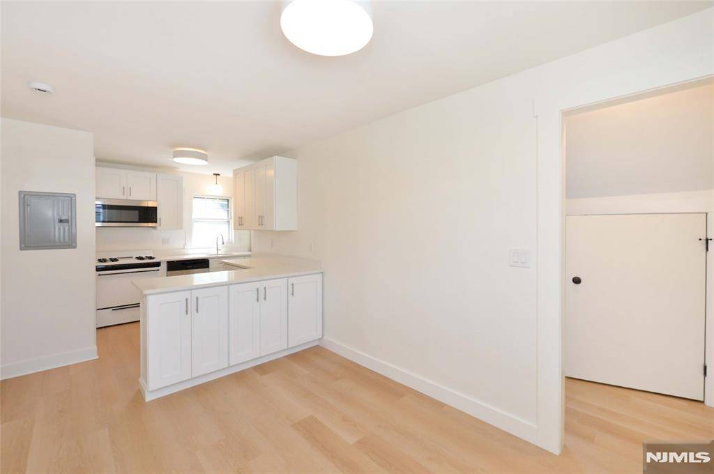 Hawthorne, NJ 07506,244 Van Winkle AVE #2