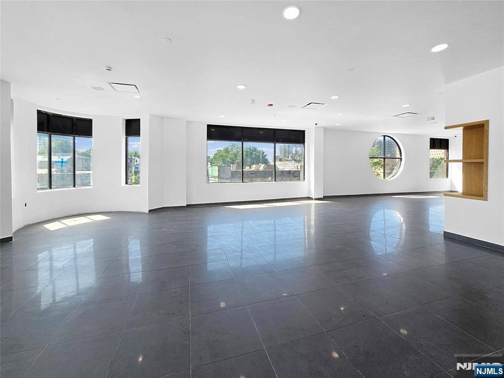 Fort Lee, NJ 07024,1642 Schlosser #2nd floor