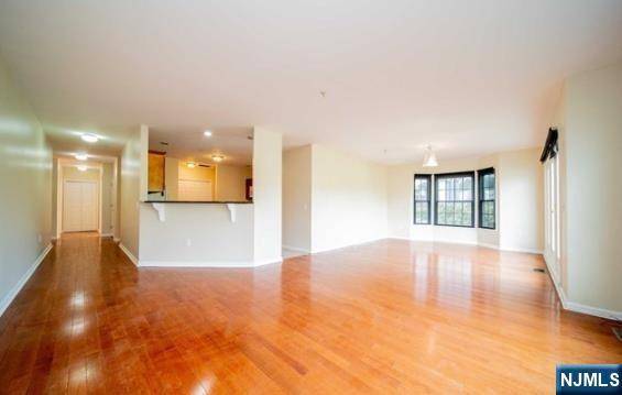 Edgewater, NJ 07020,238 The