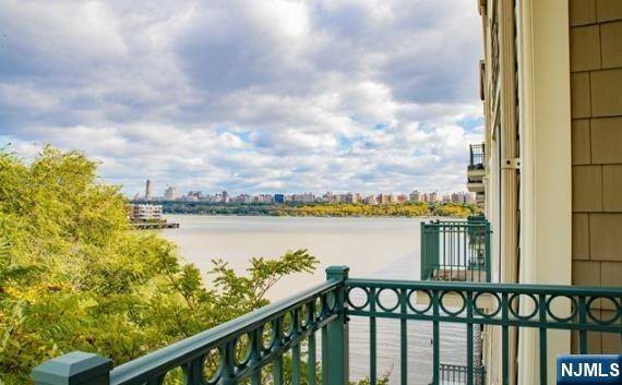Edgewater, NJ 07020,238 The