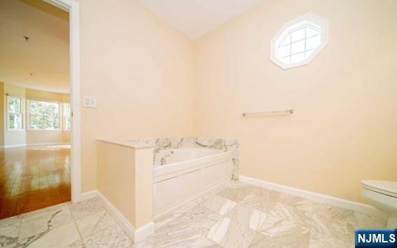 Edgewater, NJ 07020,238 The
