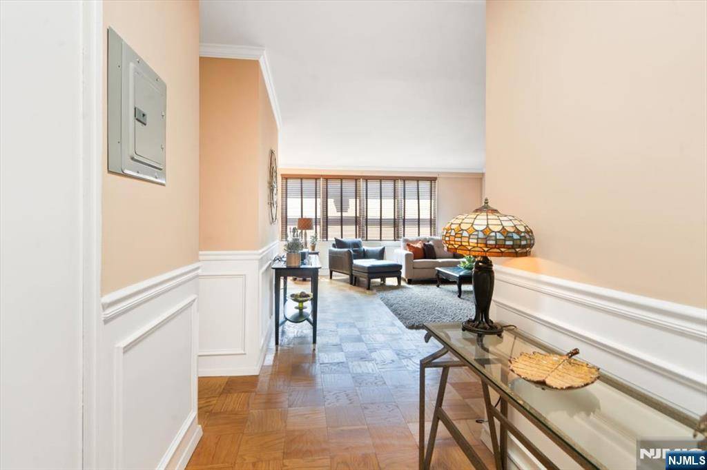 Glen Ridge, NJ 07028,926 Bloomfield AVE #1H