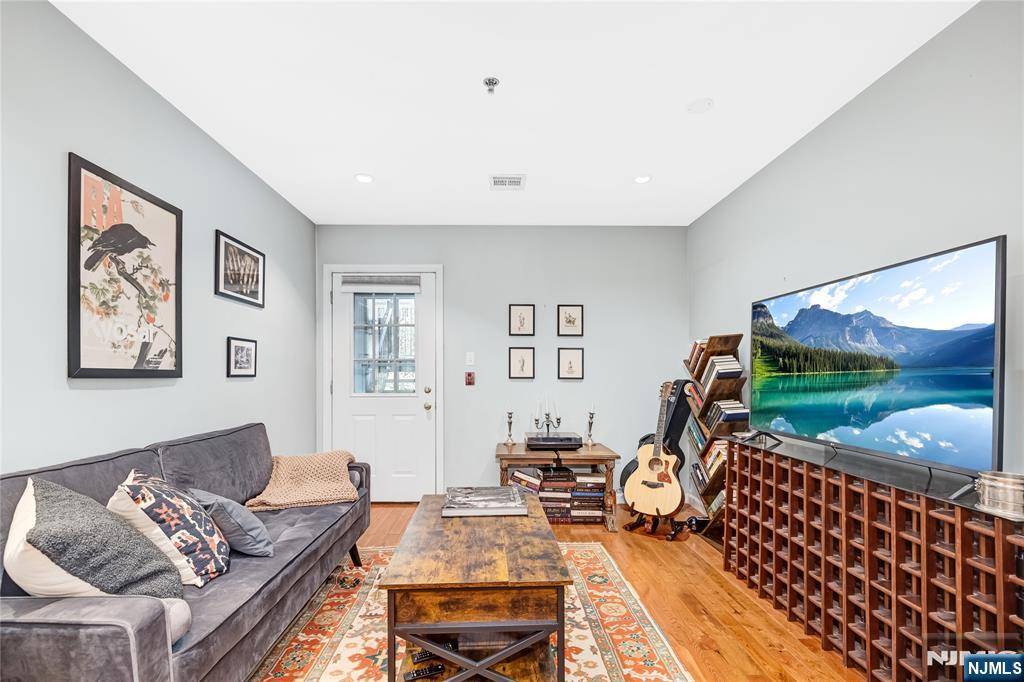 Hoboken, NJ 07030,221 Clinton ST #1L