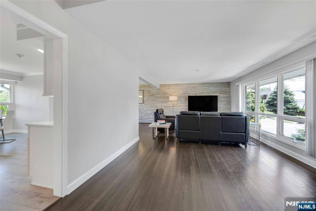 Englewood Cliffs, NJ 07632,378 Forest DR