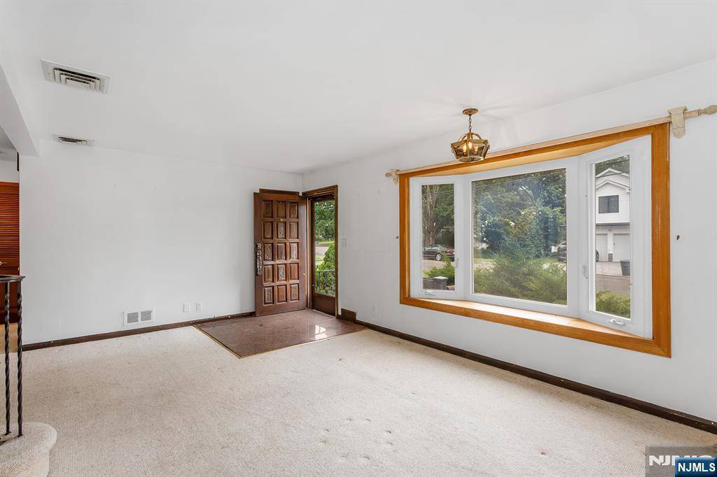 Cresskill, NJ 07626,7 Burton PL