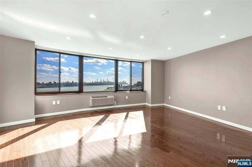 Fort Lee, NJ 07024,100 Old Palisade RD #1112