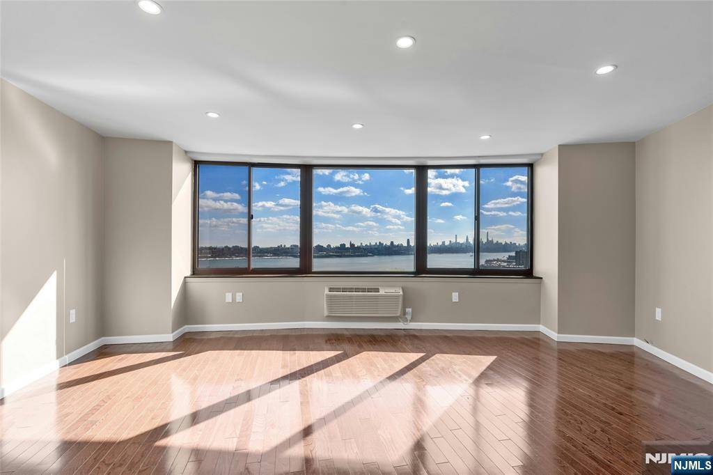 Fort Lee, NJ 07024,100 Old Palisade RD #1112